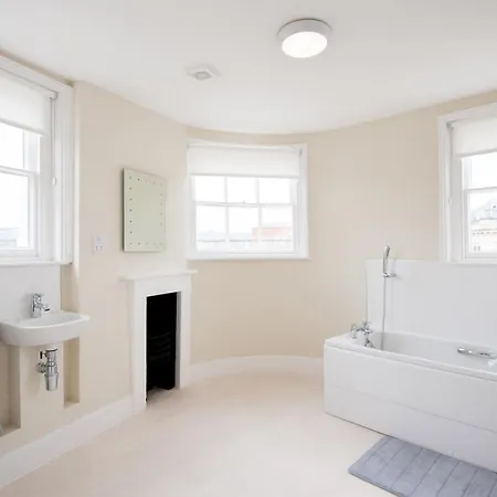 Two Bedroom Duplex Town Centre Serviced Apartment Cheltenham Exterior photo