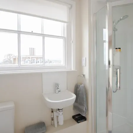 Two Bedroom Duplex Town Centre Serviced Apartment Cheltenham Exterior photo