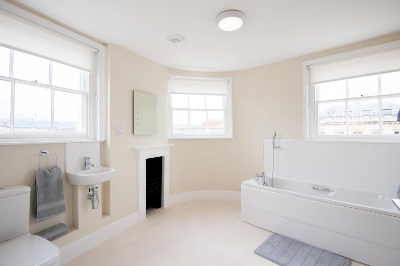 Two Bedroom Duplex Town Centre Serviced * Cheltenham