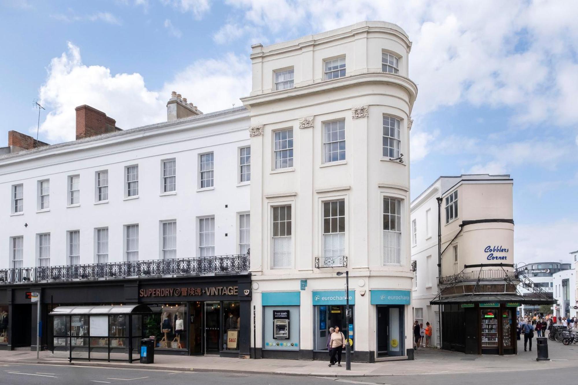 Two Bedroom Duplex Town Centre Serviced Apartment Cheltenham
